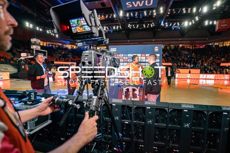 Basketball, Saison 25/26, 1. Bundesliga, 25. Spieltag, ratiopharm Arena Neu-Ulm, Ulm (orange), Bonn (weiß), Interview mit Justin Simon #15 (Ulm), Copyright: xRalfxJustx