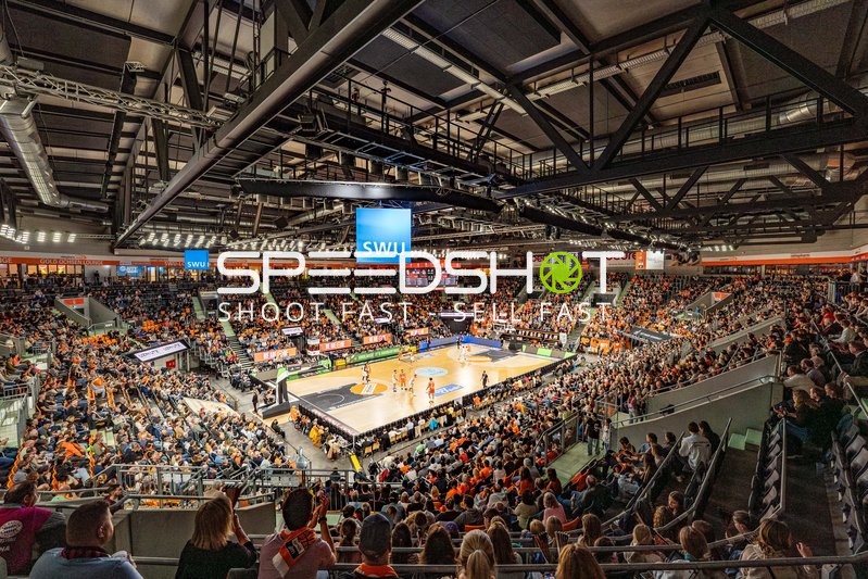 Basketball, Saison 25/26, 1. Bundesliga, 25. Spieltag, ratiopharm Arena Neu-Ulm, Ulm (orange), Bonn (weiß), Zuschauer, Copyright: xRalfxJustx