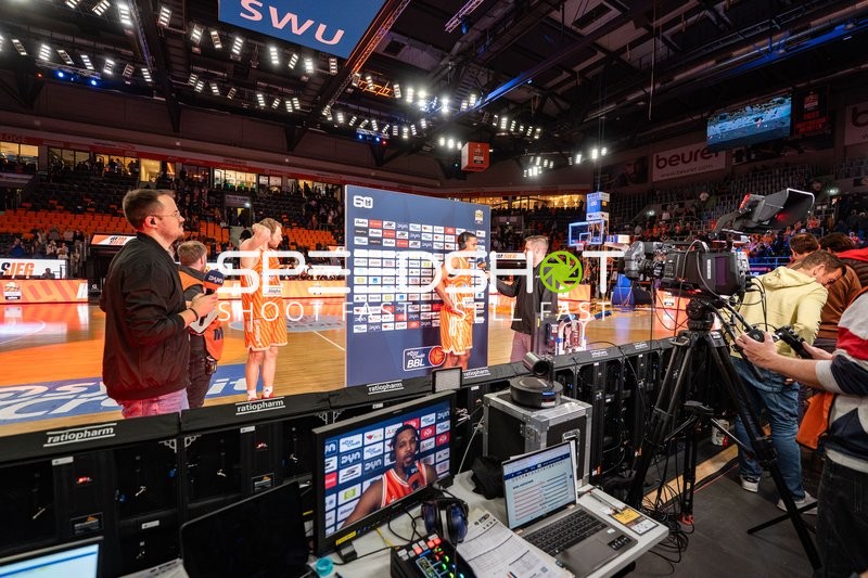 Basketball, Saison 25/26, 1. Bundesliga, 25. Spieltag, ratiopharm Arena Neu-Ulm, Ulm (orange), Bonn (weiß), Interview mit Justin Simon #15 (Ulm), Copyright: xRalfxJustx