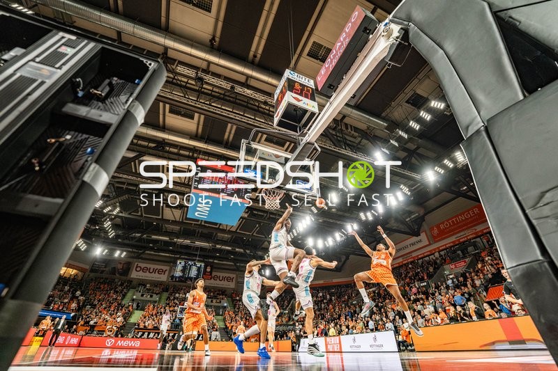 Spielaktion mit Jorge Mejias Sanchez (10; Telekom Baskets Bonn) und 15; Ratiopharm Ulm