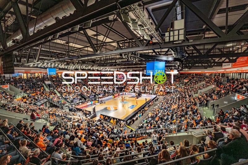 Basketball, Saison 25/26, 1. Bundesliga, 25. Spieltag, ratiopharm Arena Neu-Ulm, Ulm (orange), Bonn (weiß), Zuschauer, Copyright: xRalfxJustx