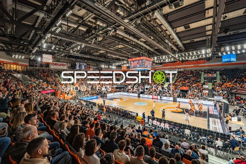 Basketball, Saison 25/26, 1. Bundesliga, 25. Spieltag, ratiopharm Arena Neu-Ulm, Ulm (orange), Bonn (weiß), Zuschauer, Copyright: xRalfxJustx