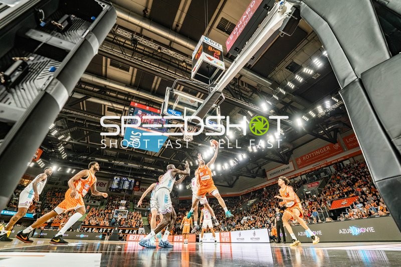 Basketball, Saison 25/26, 1. Bundesliga, 25. Spieltag, ratiopharm Arena Neu-Ulm, Ulm (orange), Bonn (weiß), Christopher Ledlum #4 (Ulm), Copyright: xRalfxJustx