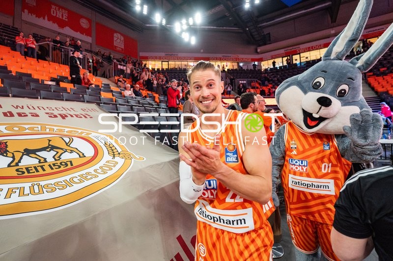 Basketball, Saison 25/26, 1. Bundesliga, 25. Spieltag, ratiopharm Arena Neu-Ulm, Ulm (orange), Bonn (weiß), Thomas Klepeisz #22 (Ulm), Copyright: xRalfxJustx
