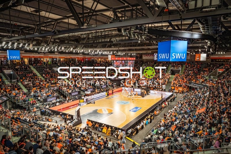 Basketball, Saison 25/26, 1. Bundesliga, 25. Spieltag, ratiopharm Arena Neu-Ulm, Ulm (orange), Bonn (weiß), Zuschauer, Copyright: xRalfxJustx