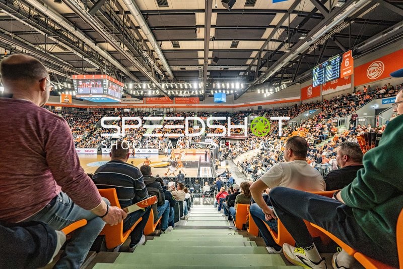 Basketball, Saison 25/26, 1. Bundesliga, 25. Spieltag, ratiopharm Arena Neu-Ulm, Ulm (orange), Bonn (weiß), Zuschauer, Copyright: xRalfxJustx