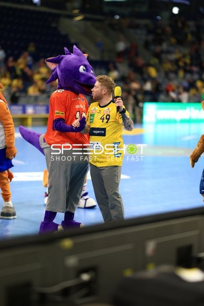 Szene mit Kevin Gerwin (49; Rhein Neckar Löwen) und Maskottchen