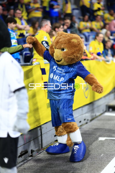 Fan-Szene mit Maskottchen