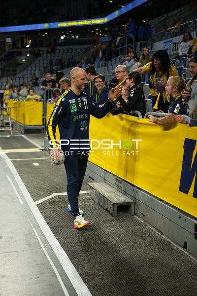 Szene mit Spieler von Team Rhein Neckar Löwen und Fans