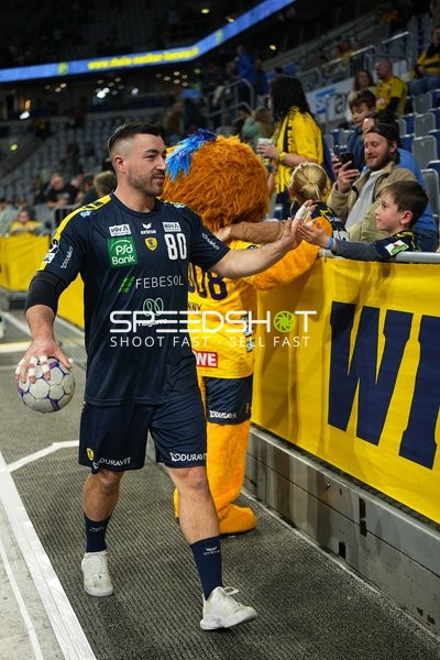 Jannik Kohlbacher (80; Rhein Neckar Löwen) mit Ball