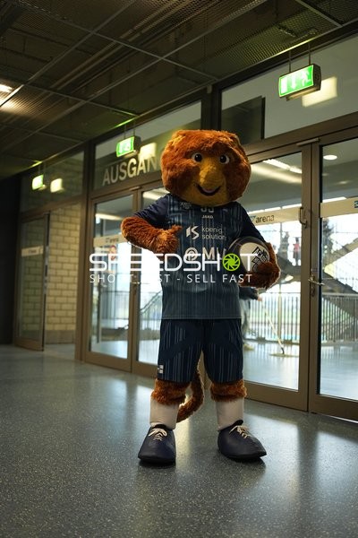 Maskottchen mit Ball