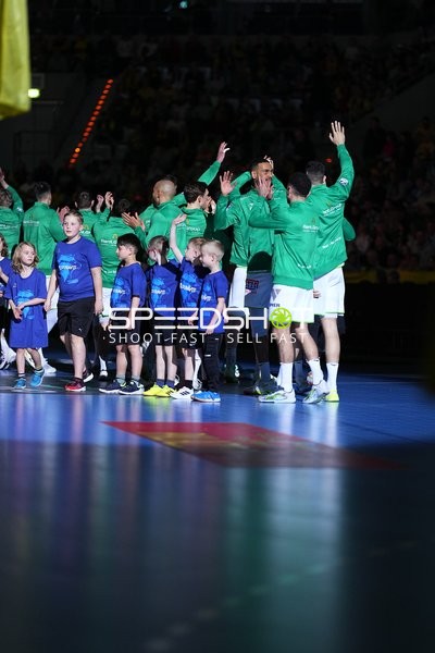 Kinder und Spieler auf Spielfeld