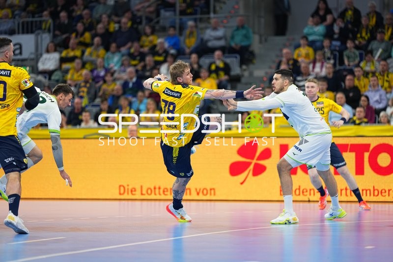 Szene mit Edwin Aspenbäck (78; Rhein Neckar Löwen) und Stefan Cavor (77; HSG Wetzlar)