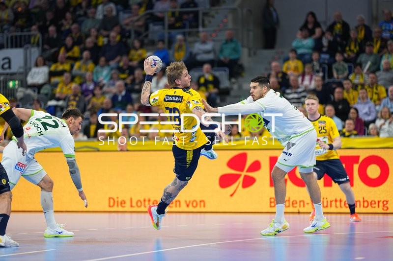 Szene mit Edwin Aspenbäck (78; Rhein Neckar Löwen) und Stefan Cavor (77; HSG Wetzlar)