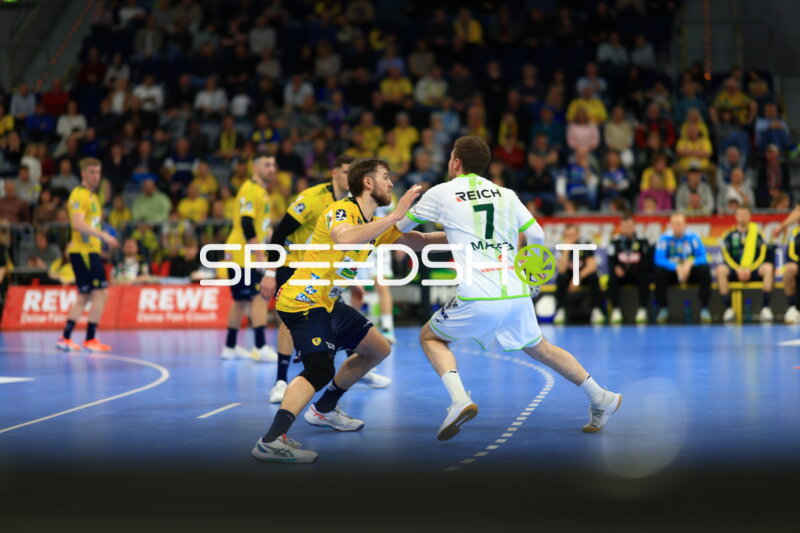 Szene mit Steven Plucnar Jacobsen (9; Rhein Neckar Löwen) und Dominik Mappes (7; HSG Wetzlar)