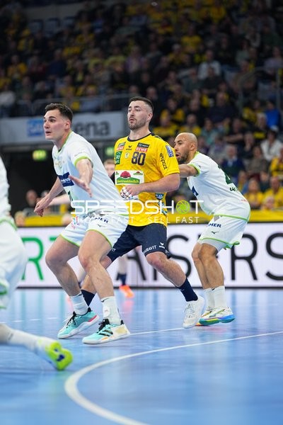 Szene mit Jannik Kohlbacher (80; Rhein Neckar Löwen) und Dominik Mappes (7; HSG Wetzlar)