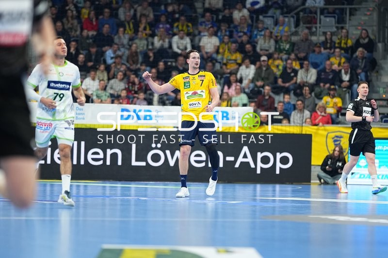 Handball Szene mit Robert Timmermeister (7; Rhein Neckar Löwen) und Ahmed Nafea (79; HSG Wetzlar)