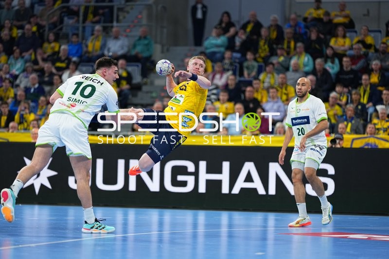 Handball-Szene mit Haukur Thrastarson (25; Rhein Neckar Löwen) und Josip Simic (5; HSG Wetzlar)