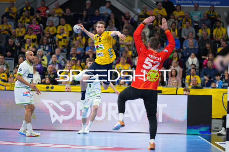 Handball-Szene mit Tim Nothdurft (28; Rhein Neckar Löwen) und David Cyrill Akakpo (19; HSG Wetzlar)