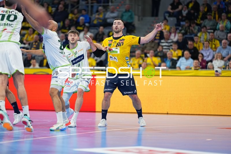 Szene mit Jannik Kohlbacher (80; Rhein Neckar Löwen) und Niklas Theiß (9; HSG Wetzlar)