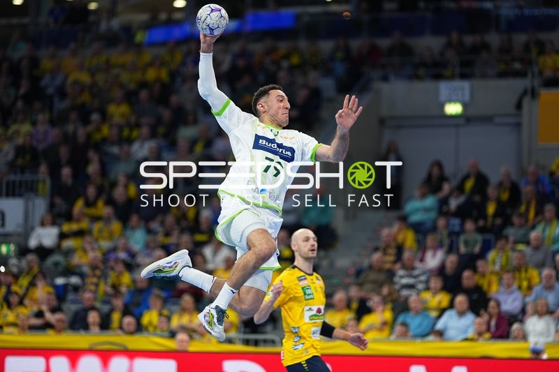 Szene mit Ahmed Nafea (79; HSG Wetzlar) und Lukas Sandell (11; Rhein Neckar Löwen)