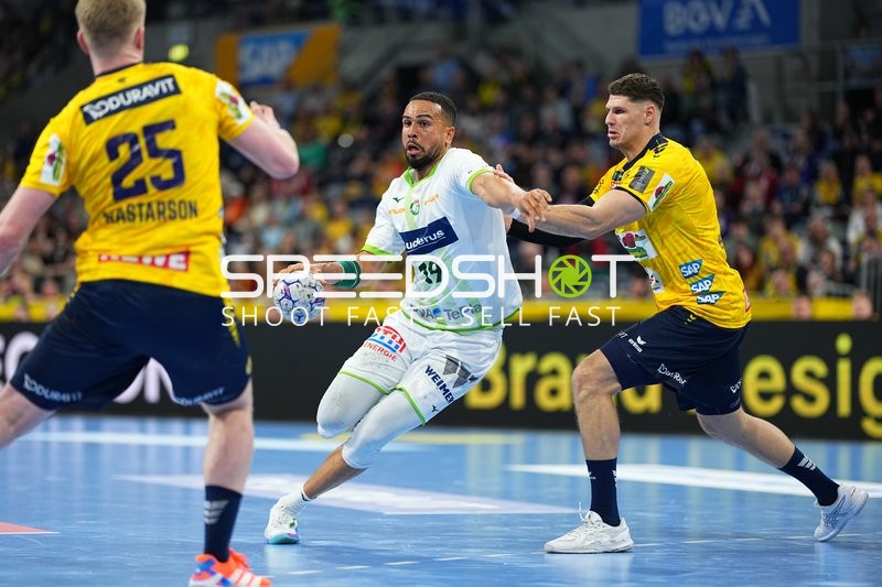Handball Szene mit Sebastian Heymann (13; Rhein Neckar Löwen) und Philipp Ahouansou (19; HSG Wetzlar)
