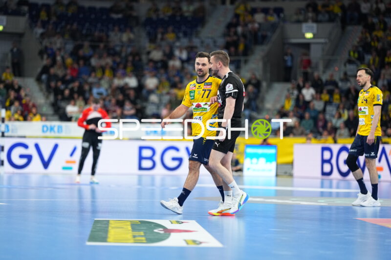 Szene mit Dani Baijens (77; Rhein Neckar Löwen) und Patrick Groetzki (24; Rhein Neckar Löwen)