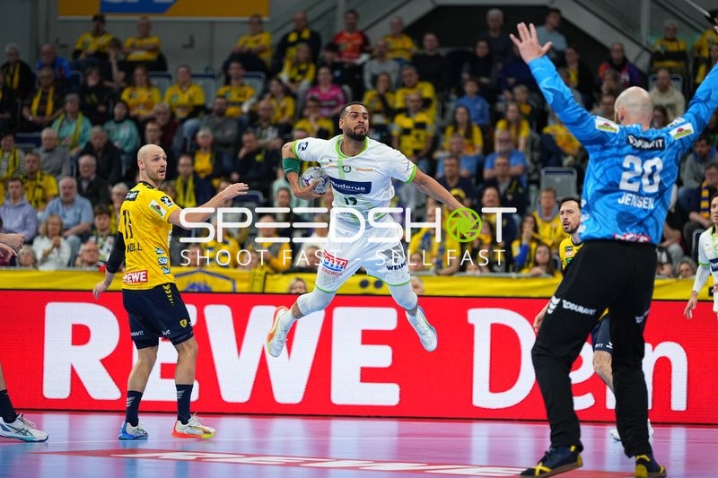 Szene mit Philipp Ahouansou (19; HSG Wetzlar) und Lukas Sandell (11; Rhein Neckar Löwen)