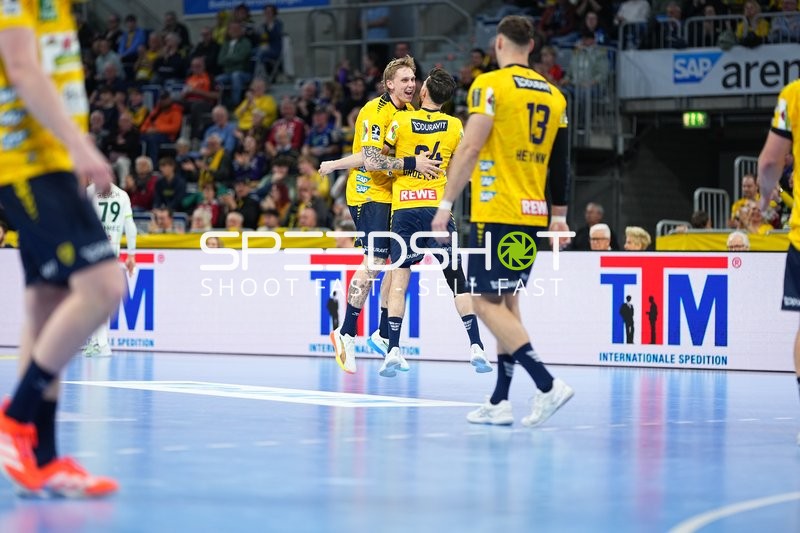 Jubel mit Edwin Aspenbäck (78; Rhein Neckar Löwen) und Teamkollegen