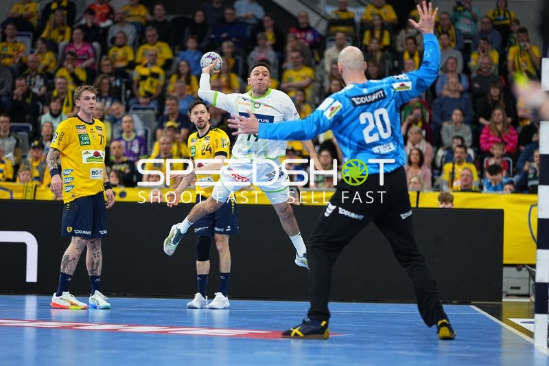 Szene mit Tim Nothdurft (28; Rhein Neckar Löwen) und Ahmed Nafea (79; HSG Wetzlar)