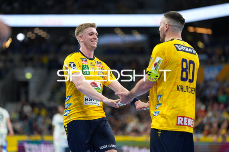 Szene mit Haukur Thrastarson (25; Rhein Neckar Löwen) und Jannik Kohlbacher (80; Rhein Neckar Löwen)