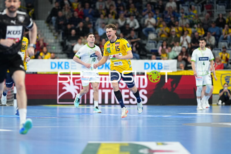 Szene mit David More (15; Rhein Neckar Löwen) und Josip Simic (5; HSG Wetzlar)