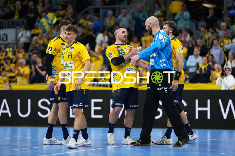 Szene mit Jannik Kohlbacher (80; Rhein Neckar Löwen) und Gino Steenaerts (14; Rhein Neckar Löwen)