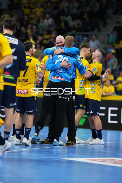 Szene mit Robert Timmermeister (7; Rhein Neckar Löwen) und Teamkollegen