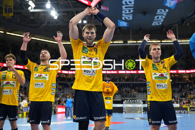 Jubel mit Steven Plucnar Jacobsen (9; Rhein Neckar Löwen) und Jannik Kohlbacher (80; Rhein Neckar Löwen)