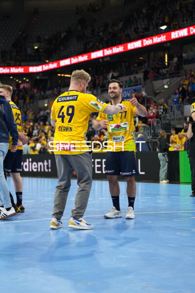 Gespräch zwischen Kevin Gerwin (49; Rhein Neckar Löwen) und Dani Baijens (77; Rhein Neckar Löwen)