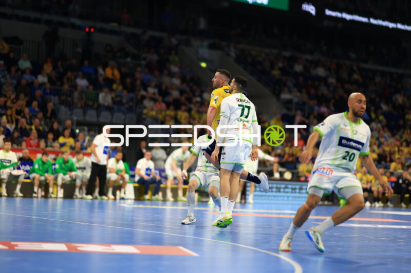 Handball-Szene mit Jannik Kohlbacher (80; Rhein Neckar Löwen) und David Cyrill Akakpo (19; HSG Wetzlar)