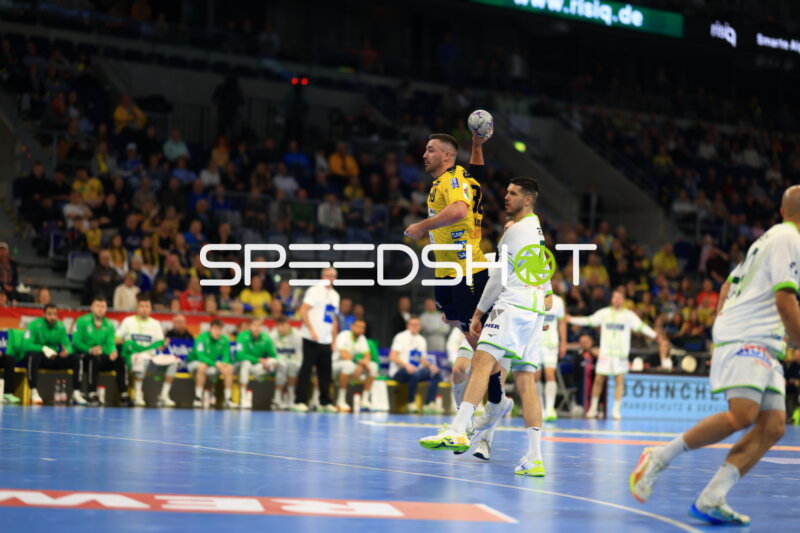 Handball-Szene mit Jannik Kohlbacher (80; Rhein Neckar Löwen) und Stefan Cavor (77; HSG Wetzlar)