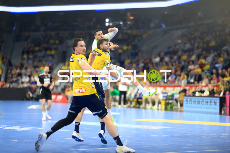 Handball-Szene mit Dani Baijens (77; Rhein Neckar Löwen) und Steven Plucnar Jacobsen (9; Rhein Neckar Löwen)