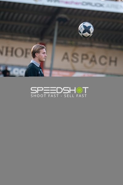 Spieler blickt zum Ball