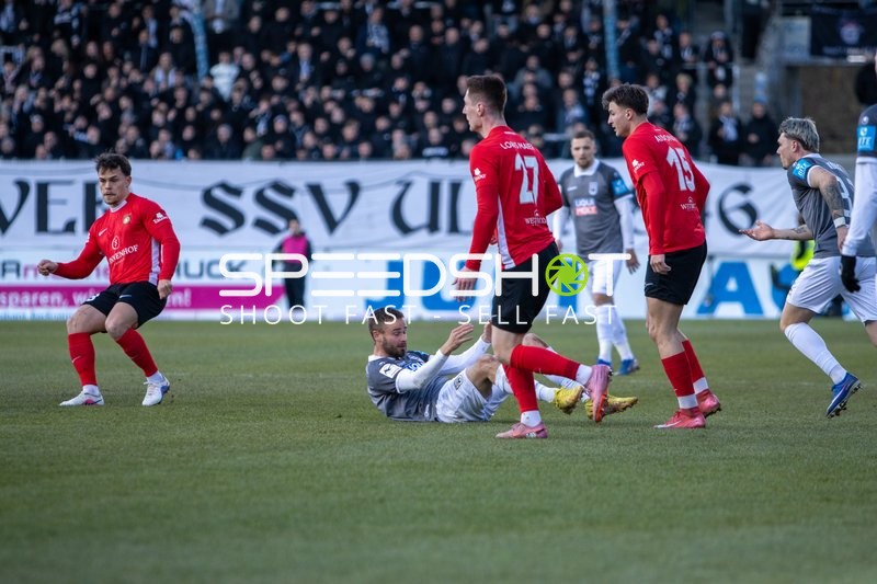 Zweikampf zwischen SSV Ulm 1846 und Person 10757