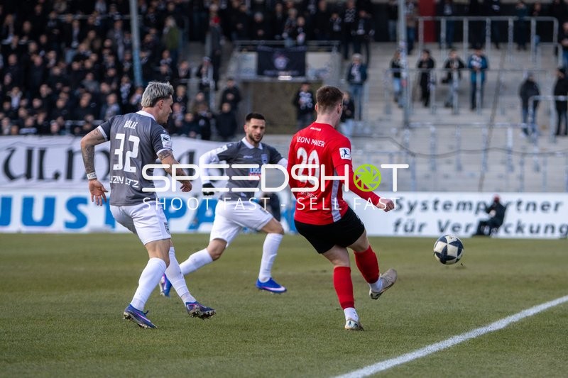 Spieler mit Ball am Fuß