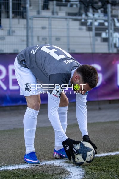 Spieler positioniert Ball