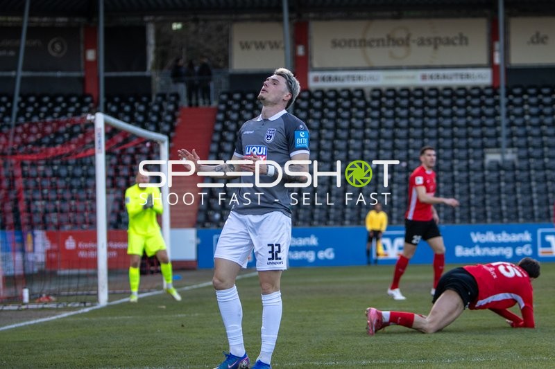 Frustrierter Spieler im Zweikampf