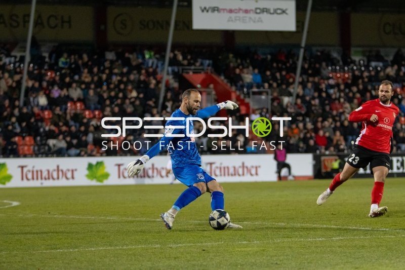 Torwart klärt vor Mittelstürmer