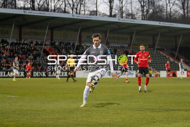 Spielszene mit Ballkontakt