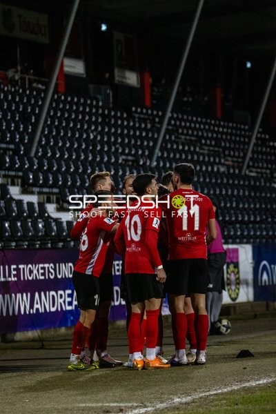 Spieler feiern gemeinsam