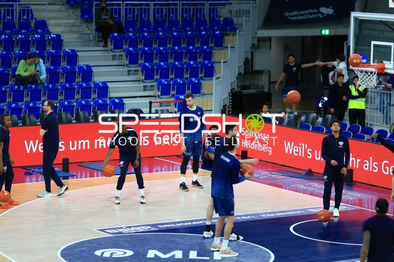 Paul Zipser (9; MLP Academics Heidelberg) und Teamkollegen beim Training