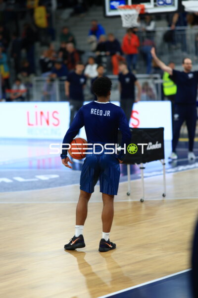 Eric Reed Jr. (43; MLP Academics Heidelberg) mit Ball