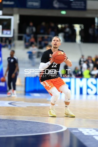 Thomas Klepeisz (22; Ratiopharm Ulm) mit Ball in Aktion